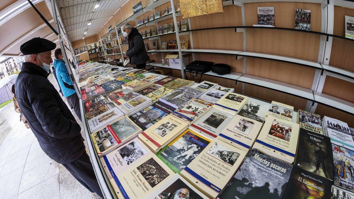 Un hombre mira un puesto en la V Feria de la Edici&oacute;n de Navarra.