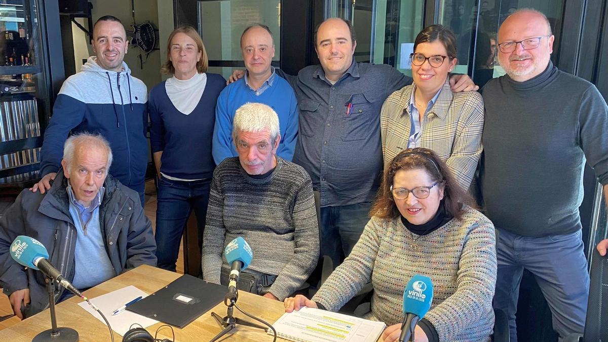 Algunos de los protagonistas de Argia Fundazioa, en la radio, con la concejala Carmen Díaz.