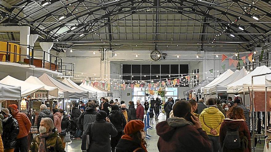 Imagen de una edición anterior del mercado de artesanía local en los andenes de la antigua estación de autobuses. | FOTO: CEDIDA