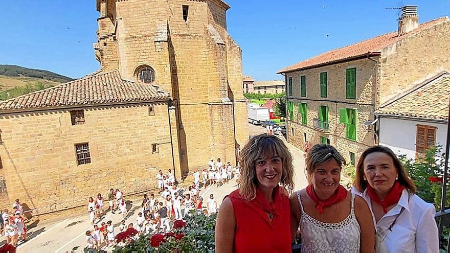 Las hermanas Olga y Natalia Equisoain y Blanca Iturgaiz, en el balcón del ayuntamiento. | FOTO: CEDIDA