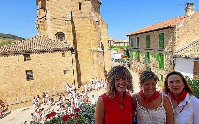 Las hermanas Olga y Natalia Equisoain y Blanca Iturgaiz, en el balcón del ayuntamiento. | FOTO: CEDIDA