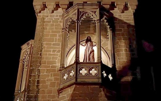 Escena de ‘Vampire Academy’ rodada en el castillo de Olite. | FOTO: PEACOCK Escena de ‘Vampire Academy’ rodada en el castillo de Olite. | FOTO: PEACOCK