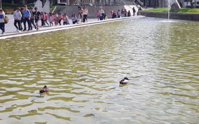 Un grupo de niños observa a los patos en el estanque de Jose María Sert Un grupo de niños observa a los patos en el estanque de Jose María Sert