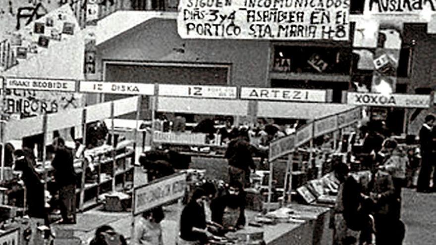 Pancartas políticas en una edición celebrada en la plaza de abastos de Durango. | FOTO: GEREDIAGA ELKARTEA