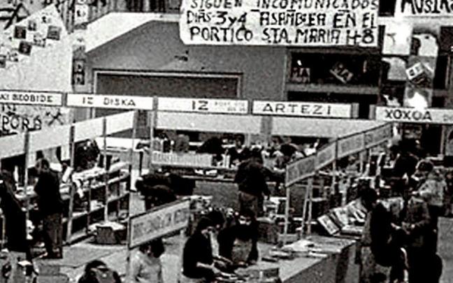 Pancartas políticas en una edición celebrada en la plaza de abastos de Durango. | FOTO: GEREDIAGA ELKARTEA Pancartas políticas en una edición celebrada en la plaza de abastos de Durango. | FOTO: GEREDIAGA ELKARTEA