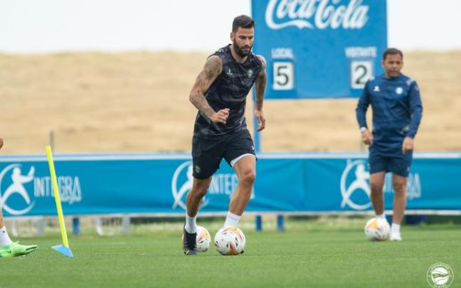 El Alavés recupera a Edgar Méndez y Javi López tras superar el covid
