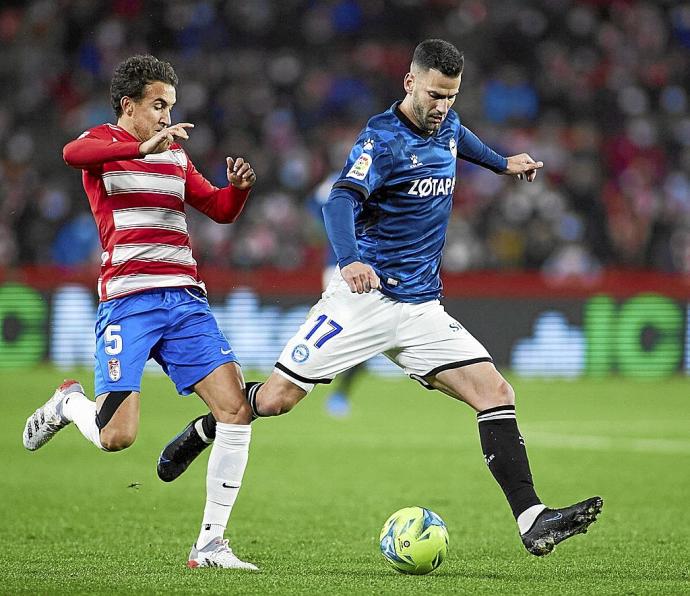 Edgar trata de colgar un balón al área ante la presión de Luis Milla durante el Granada-Alavés disputado en Los Cármenes. Foto: Área 11