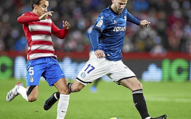 Edgar trata de colgar un balón al área ante la presión de Luis Milla durante el Granada-Alavés disputado en Los Cármenes. Foto: Área 11
