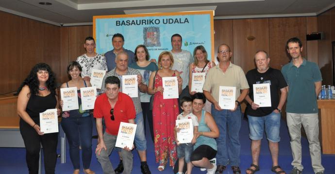 Entrega de diplomas a participantes de una edición anterior de Pintxo Festa en Basauri.