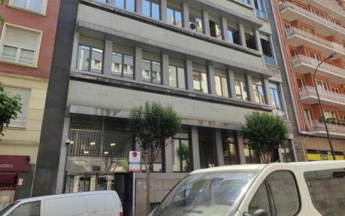 El bloque de la calle Gordoniz alberga ahora en alguna de sus dependencias las oficinas de la firma. El bloque de la calle Gordoniz alberga ahora en alguna de sus dependencias las oficinas de la firma.