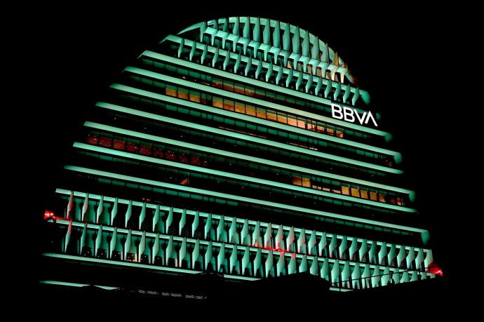 El edificio La Vela de BBVA iluminado de color verde