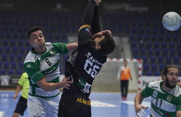 Edu Fernández golpea fortuitamente en el rostro de un jugador del Ademar al lanzar. A la derecha, Héctor González.