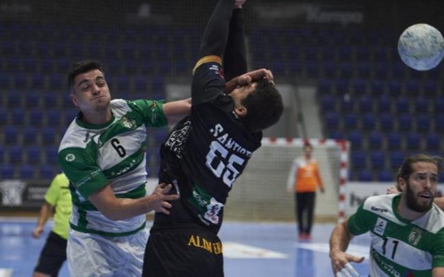 Edu Fernández golpea fortuitamente en el rostro de un jugador del Ademar al lanzar. A la derecha, Héctor González. Edu Fernández golpea fortuitamente en el rostro de un jugador del Ademar al lanzar. A la derecha, Héctor González.