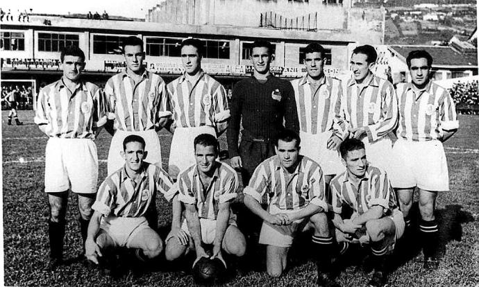 Eduardo Chillida (arriba), en una formación, como portero, de la Real Sociedad en la temporada 1942-43 y en una acción acrobática (abajo) atajando el balón. Foto: Archivo Jon Orio