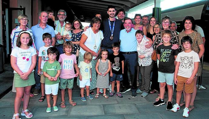 Eduardo Gurbindo, flanqueado por sus padres Eduardo y Blanca, y rodeado de gran parte de su familia.