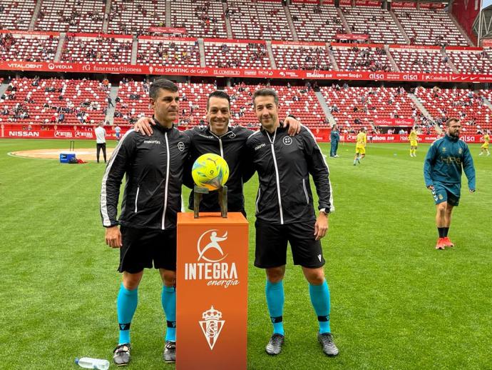 Eduardo Prieto Iglesias, junto con sus asistentes, el domingo en El Molinón.