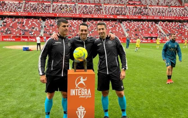 Eduardo Prieto Iglesias, junto con sus asistentes, el domingo en El Molinón.