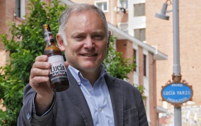 Eduardo Saiz Lekue muestra la nueva cerveza a la que han bautizado con el nombre de Lucía Yarza Eduardo Saiz Lekue muestra la nueva cerveza a la que han bautizado con el nombre de Lucía Yarza
