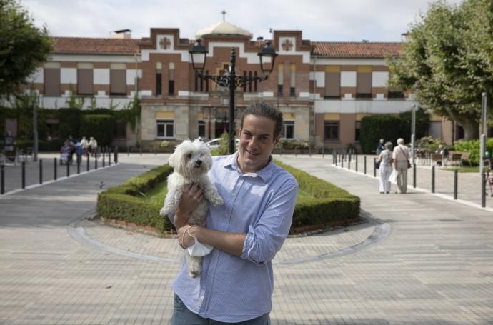 Eduardo García Onrubia posa con su perro 'Teo' frente a la Casa de Misericordia.