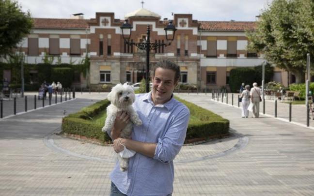 Eduardo García Onrubia posa con su perro 'Teo' frente a la Casa de Misericordia. Eduardo García Onrubia posa con su perro 'Teo' frente a la Casa de Misericordia.