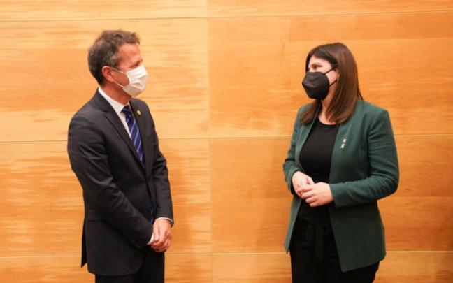 El consejero vasco de Educación Jokin Bildarratz, y la consejera de Investigación y Universidades de la Generalitat de Cataluña, Gemma Geis