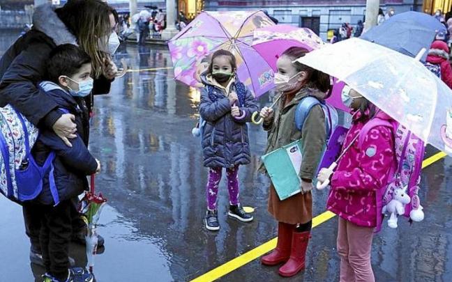 Varios niños y niñas en el patio del colegio. Foto: Oskar M.Bernal