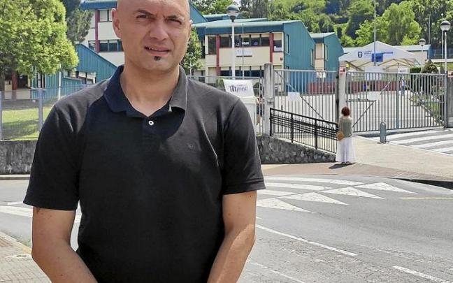 El concejal de Educación de Llodio, Juan Jesús Merchán, a la entrada del colegio Latiorro.