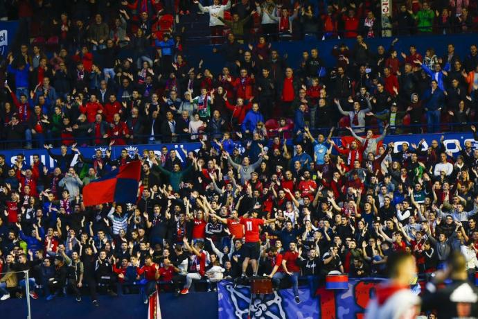 Indar Gorri animando en un partido de Osasuna