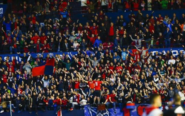 Indar Gorri animando en un partido de Osasuna Indar Gorri animando en un partido de Osasuna