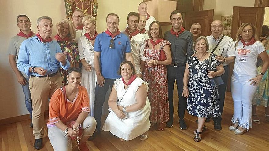Miembros de Navarra Suma ayer en el salón del balcón tras el cohete.