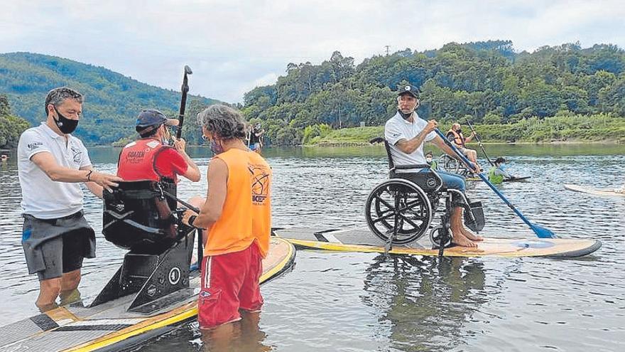 Practicando paddle surf adaptado después de su lesión medular.