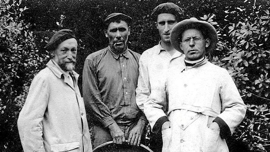 Telésforo de Aranzadi y un joven José Miguel de Barandiaran, ambos en primer plano, posando frente a la cueva de Lumentxa, en Lekeitio, en 1927.