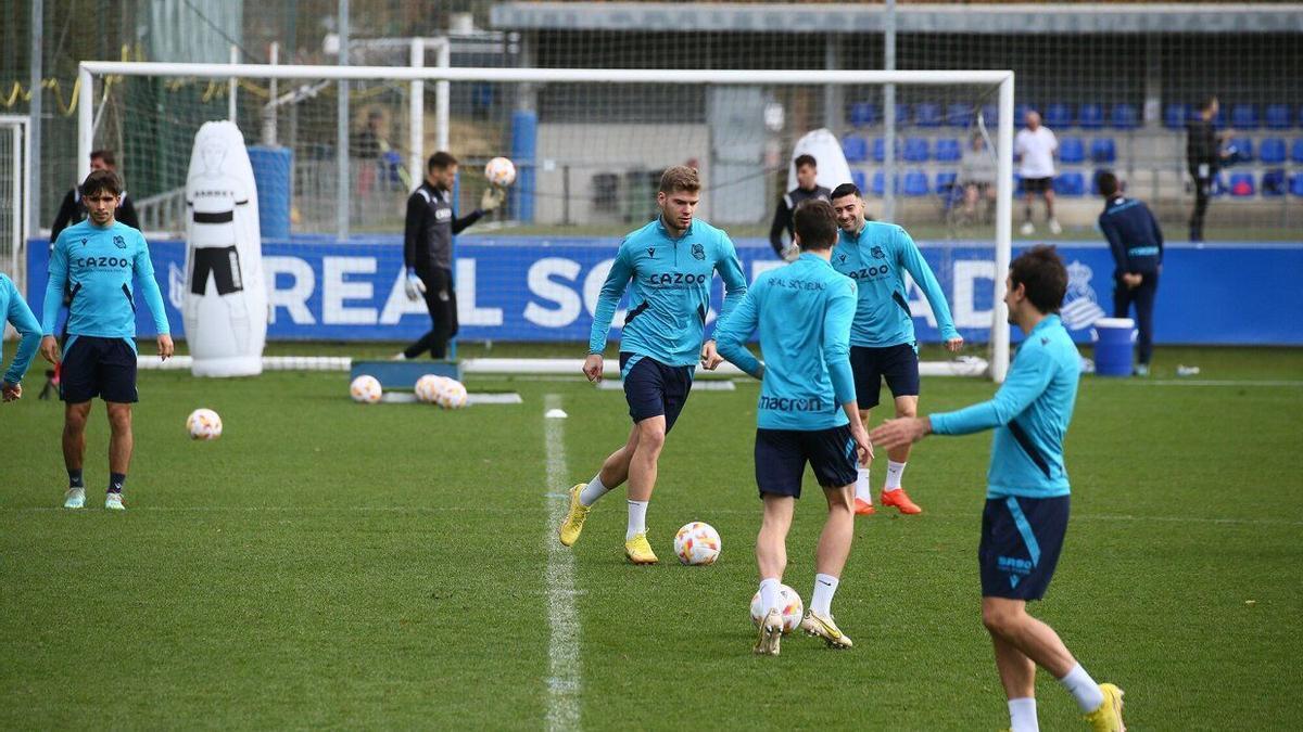 Sorloth, Rico, Pacheco y Oyarzabal se ejercitan ayer en Zubieta