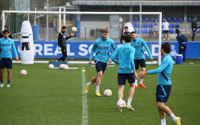 Sorloth, Rico, Pacheco y Oyarzabal se ejercitan ayer en Zubieta