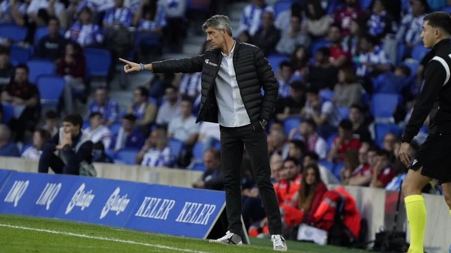 Imanol Alguacil da instrucciones a sus futbolistas desde la banda de Anoeta.