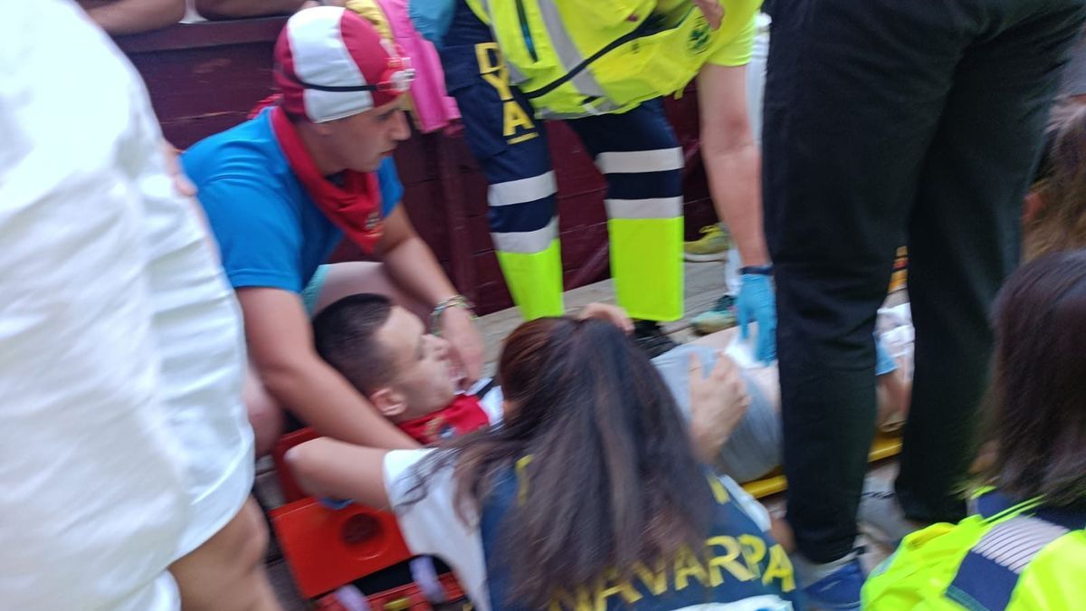 Imagen del joven corneado en Puente la Reina, atendido por las asistencias médicas.