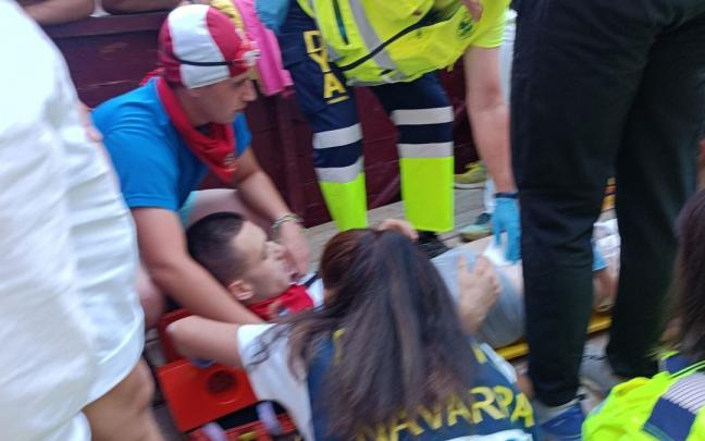 Imagen del joven corneado en Puente la Reina, atendido por las asistencias médicas. Imagen del joven corneado en Puente la Reina, atendido por las asistencias médicas.