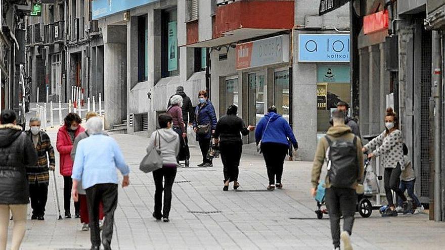 Varias personas caminan por el centro urbano de Azpeitia