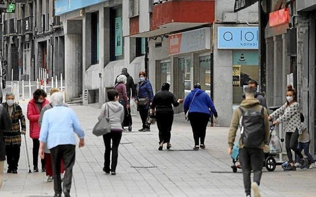 Varias personas caminan por el centro urbano de Azpeitia