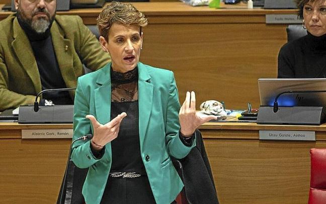La presidenta del Gobierno de Navarra, Mar&iacute;a Chivite, durante el pleno de ayer en el Parlamento foral.