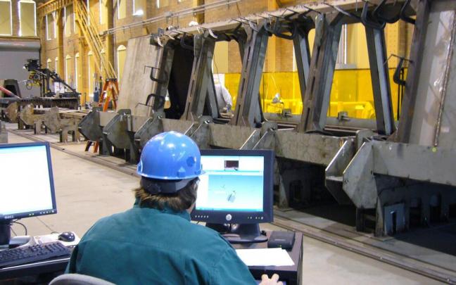 Un operario industrial supervisa el montaje de una estructura