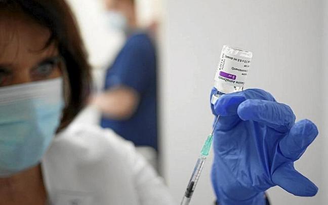 Una enfermera prepara una vacuna del covid de AstraZeneca. | FOTO: EFE Una enfermera prepara una vacuna del covid de AstraZeneca. | FOTO: EFE