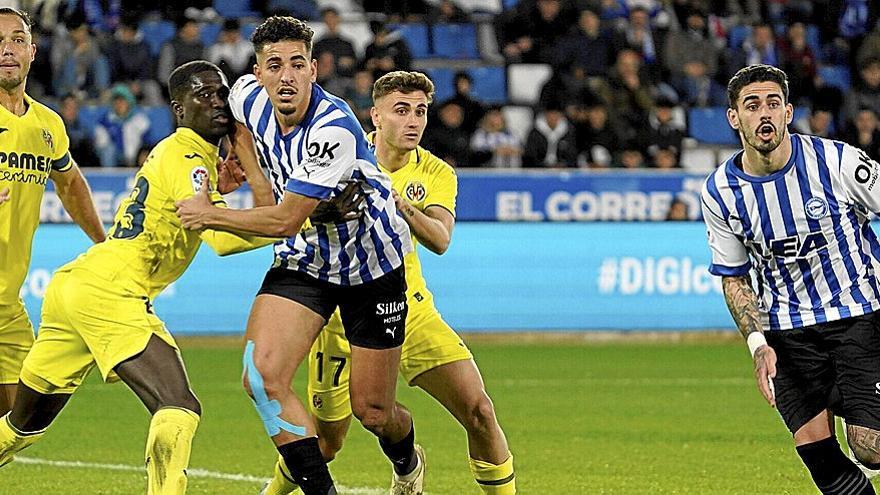 Abdel Abqar y Miguel De la Fuente se disponen a rematar una acción a balón parado durante el Alavés-Villarreal B de ayer. | FOTO: ALEX LARRETXI