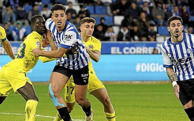 Abdel Abqar y Miguel De la Fuente se disponen a rematar una acción a balón parado durante el Alavés-Villarreal B de ayer. | FOTO: ALEX LARRETXI Abdel Abqar y Miguel De la Fuente se disponen a rematar una acción a balón parado durante el Alavés-Villarreal B de ayer. | FOTO: ALEX LARRETXI