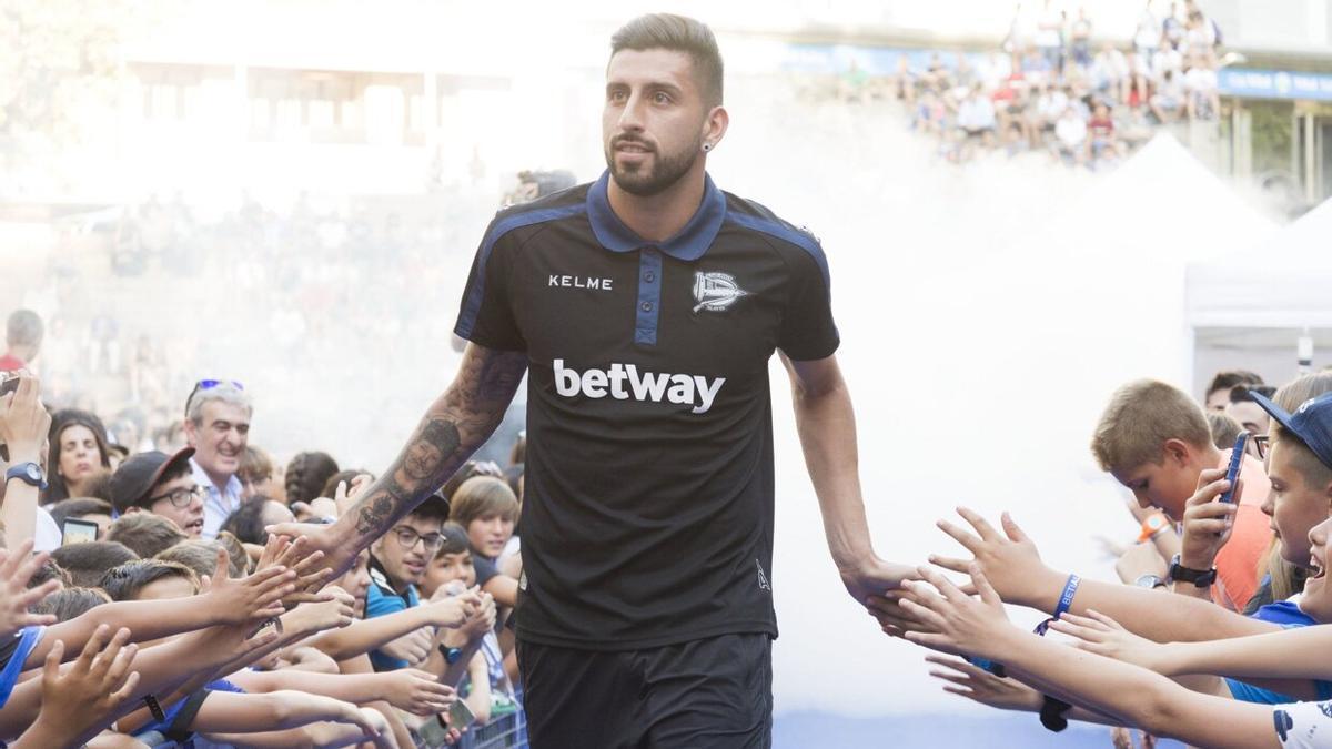 Guillermo Maripán durante una presentación popular en su etapa como albiazul