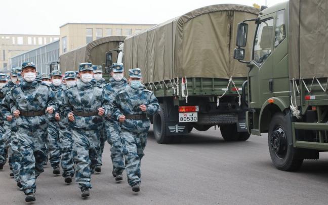 Un equipo de soldados y militares del Ejército chino.