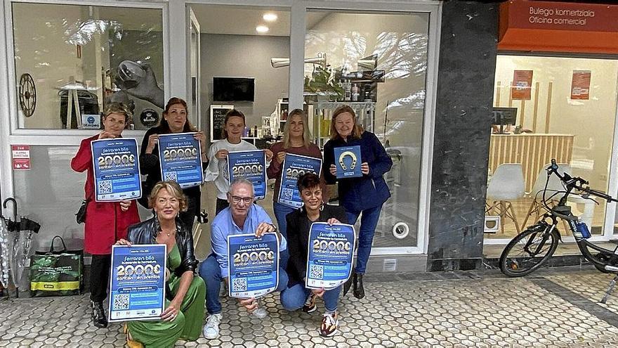 Miembros de Aterpea, junto a la edil de Socioeconomía, en la presentación de la nueva campaña. | FOTO: N.G.