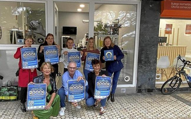 Miembros de Aterpea, junto a la edil de Socioeconom&iacute;a, en la presentaci&oacute;n de la nueva campa&ntilde;a. | FOTO: N.G.