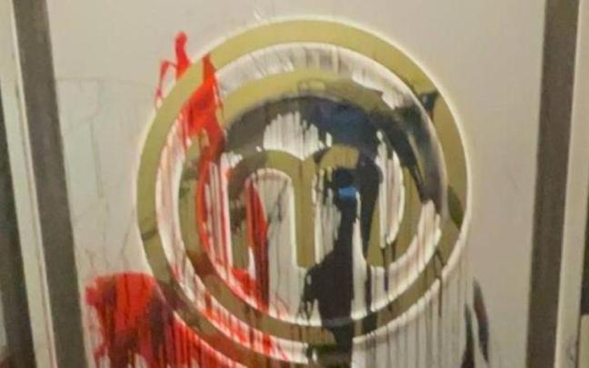 Así ha quedado el logo de MasterChef en el interior del local. Así ha quedado el logo de MasterChef en el interior del local.