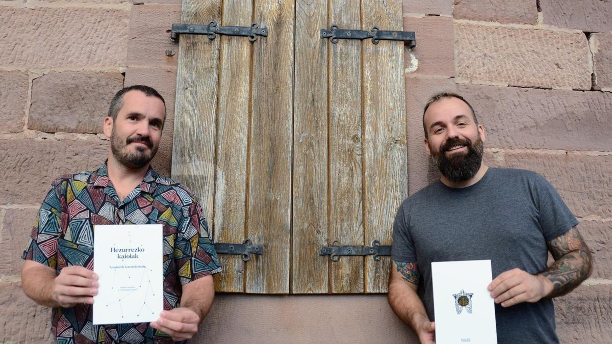 El poeta de Arraioz Hasier Larretxea y el ilustrador y diseñador de Elizondo Juan Ángel Perotxena, el día de la presentación del libro. .